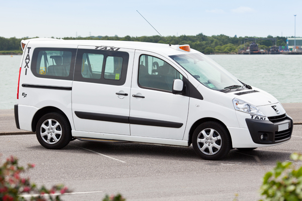 southampton, white taxi, hail and ride, trip, beach, southampton, taxi rank, lepe, hythe, highcliffe, portsmouth, outlet shopping, docks, historic, portchester, tour